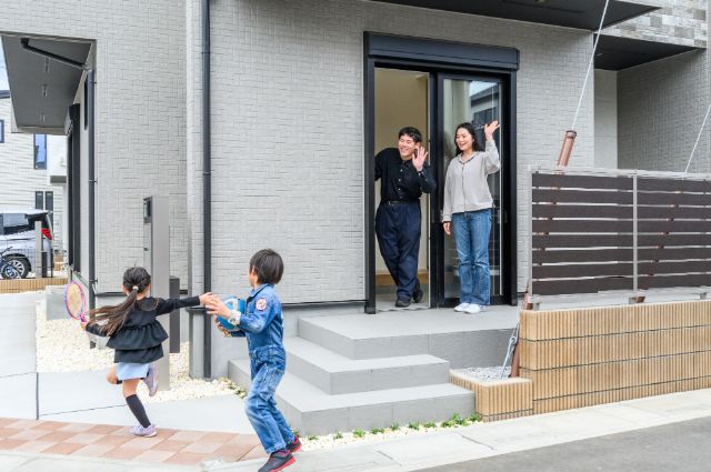 土間の「第二の玄関」から街へ出ていく子どもたち