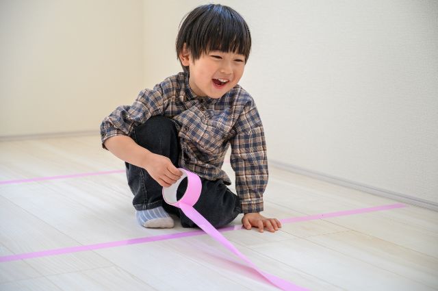 床にテープを貼り、間仕切り位置を実寸で確認